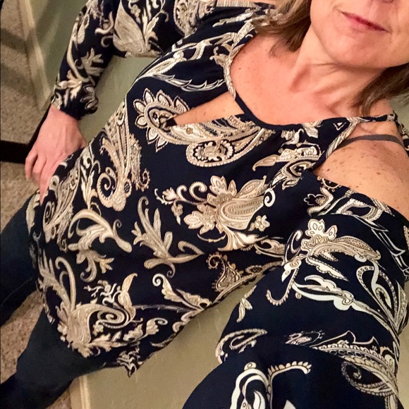 ☀️NY & Co. cold shoulder blouse! New! Free gift! - Picture 4 of 6